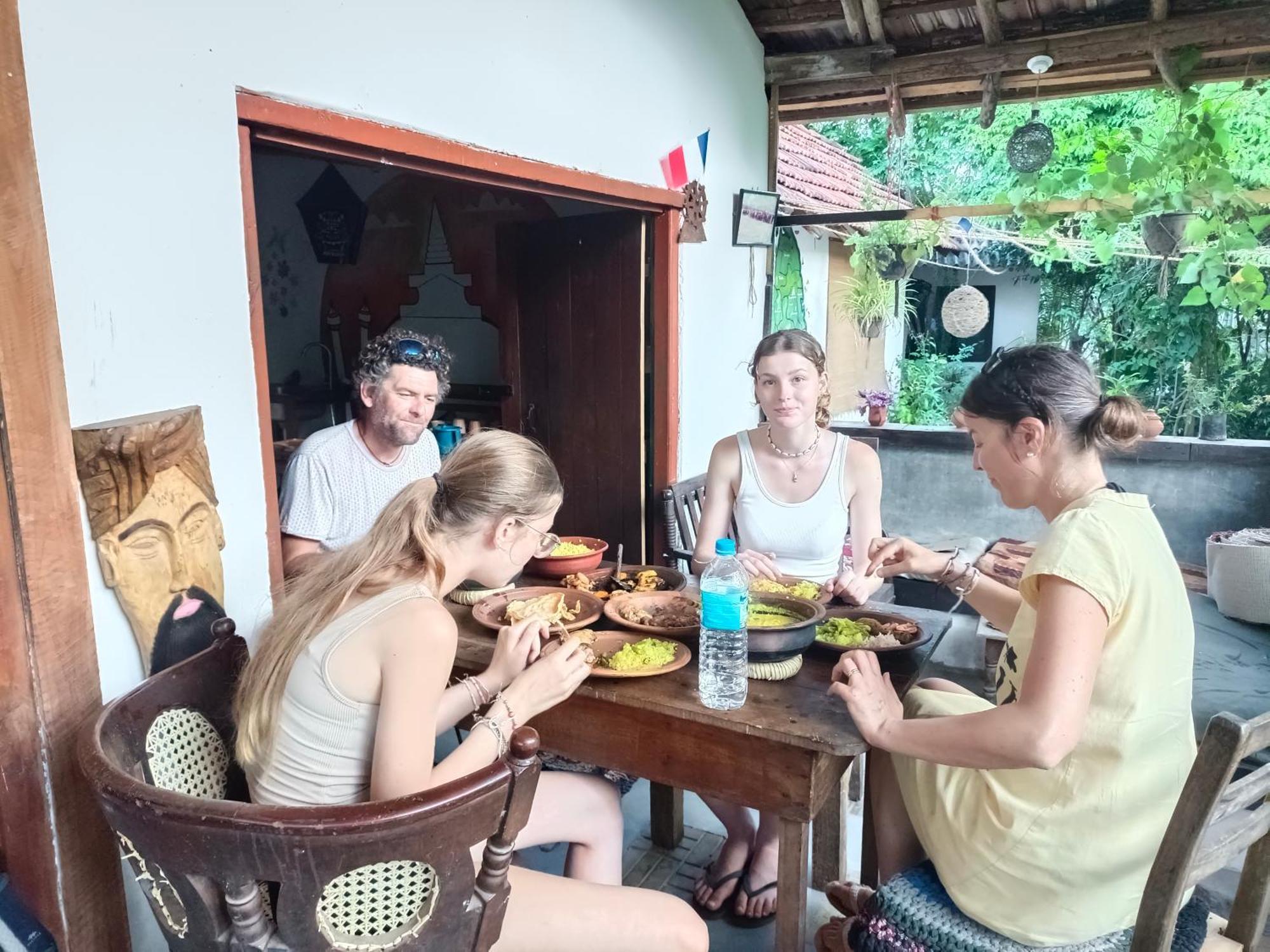 Mamisa Cafe, Home Stay Хабарана Екстер'єр фото